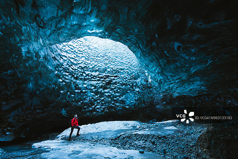 冰岛冰洞里的游客图片素材