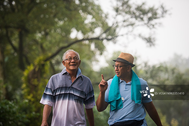 积极的老年人享受健康的生活方式图片素材