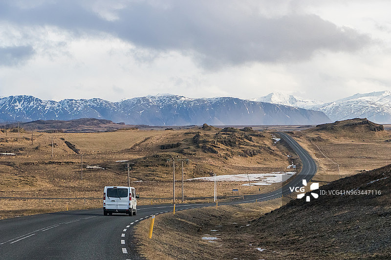 冰岛霍芬:2018年3月5日:游客在Jolkusarlon泻湖到冰岛霍芬市的1号沥青公路上租车旅游图片素材