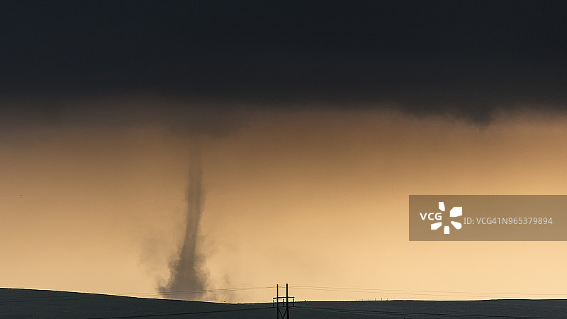 科罗拉多州龙卷风的剪影。美国图片素材