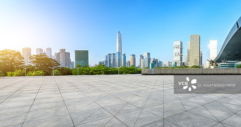 空旷的广场和现代化的城市天际线在深圳全景图片素材