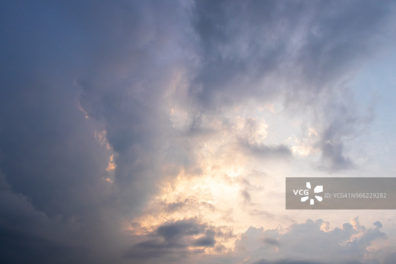 云的类型-黄昏的天空图片素材