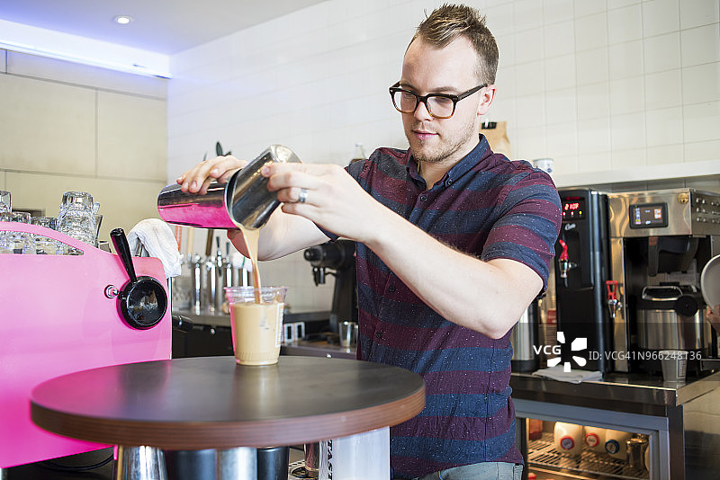 自信的咖啡师在咖啡馆煮咖啡图片素材