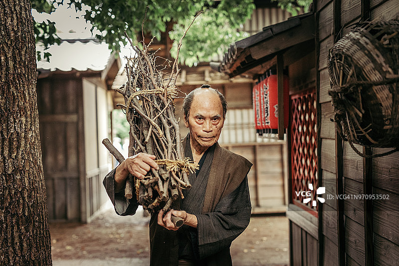 村子里的日本人扛着柴火图片素材