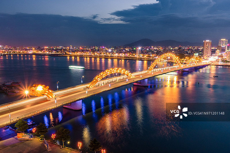 越南岘港市龙桥高视角夜景。图片素材