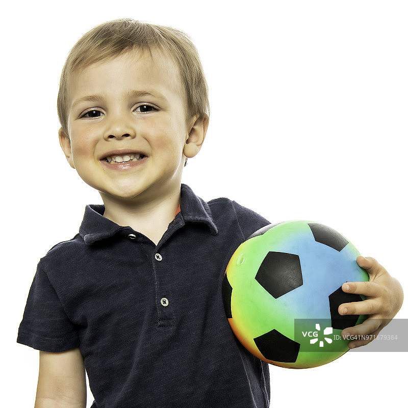 小男孩摆姿势拿着他的足球图片素材