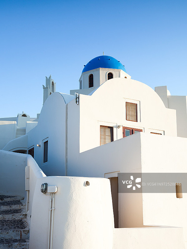 希腊圣托里尼岛的白色建筑和蓝色教堂图片素材