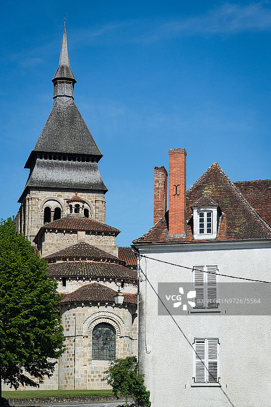 宪章守护者塔，在Chambon sur Voueize镇，Abbatiale Sainte-Valérie, Creuse，法国图片素材