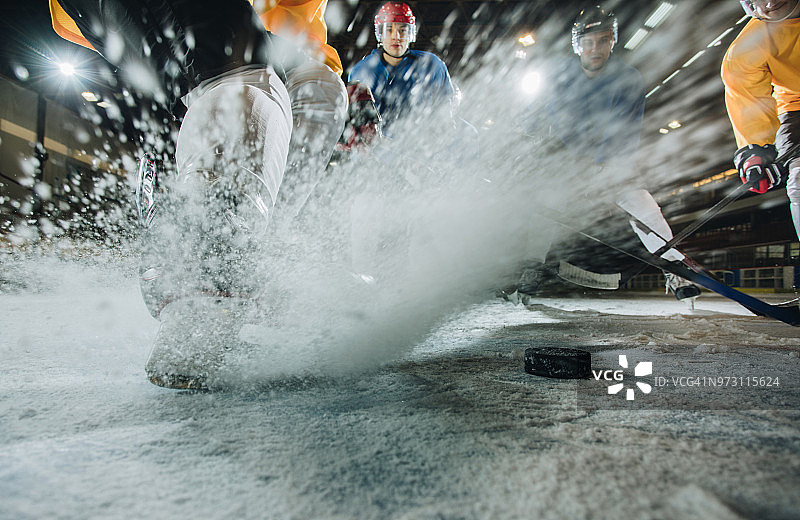 冰上曲棍球运动员在冰上冰场运动的特写镜头。图片素材