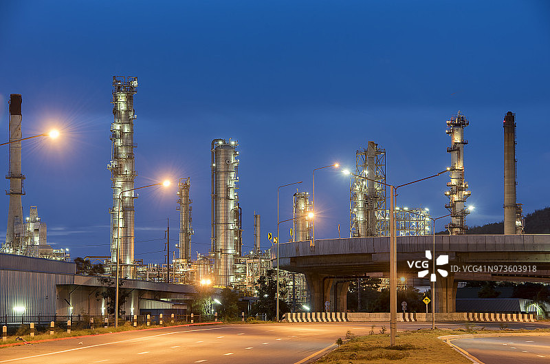 石化工业装置中的炼油塔图片素材