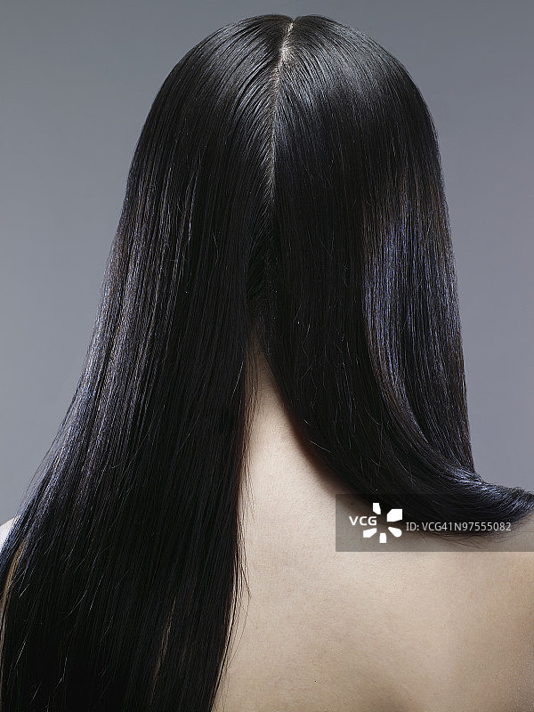黑发分开的女人图片素材