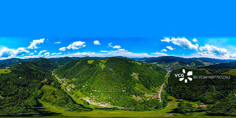 从无人机到孚日山脉的360度全景鸟瞰图，阿尔萨斯，法国。绿色的山丘和山谷。图片素材