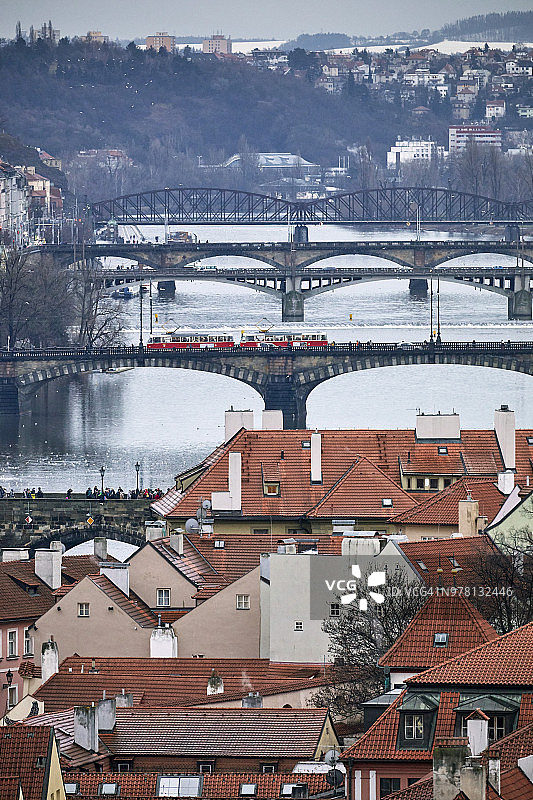 布拉格的城市景观与玛拉斯特拉纳建筑和观看伏尔塔瓦河和桥梁图片素材