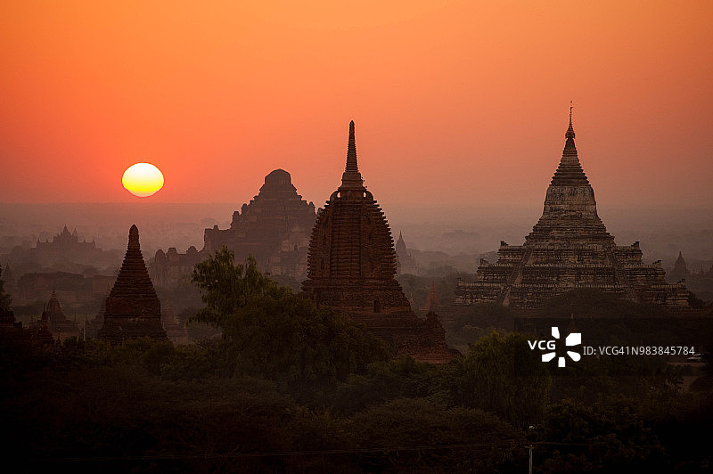 缅甸蒲甘美丽的日出和古塔图片素材
