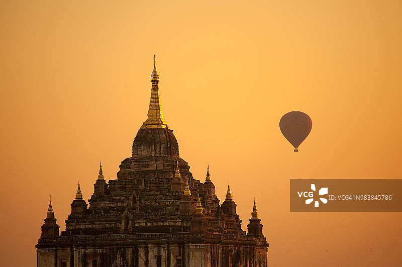 缅甸蒲甘，美丽的日出和热气球飞过古塔图片素材