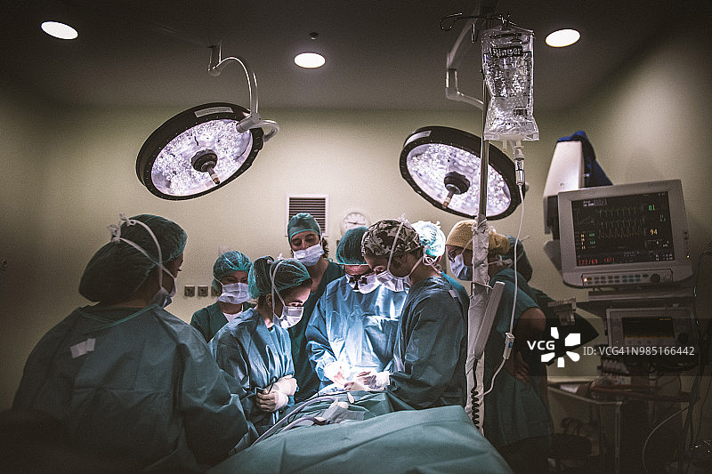 外科医生给病人做手术的手术室图片素材