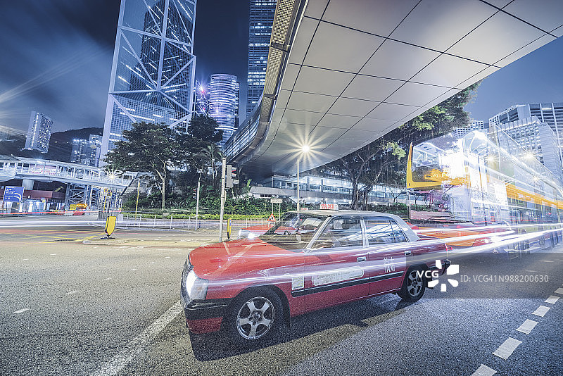 在香港人行桥下行驶的汽车图片素材