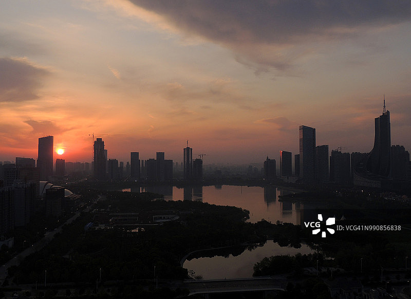城市天际线上的日出-合肥，中国图片素材