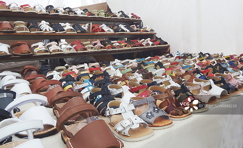 夏日凉鞋市场上的街头小店图片素材