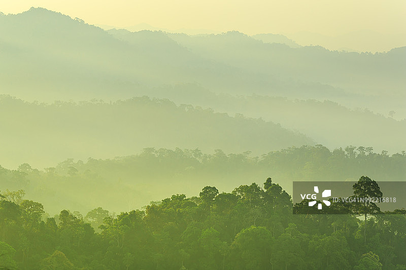 泰国北部山区的清晨日出全景图片素材