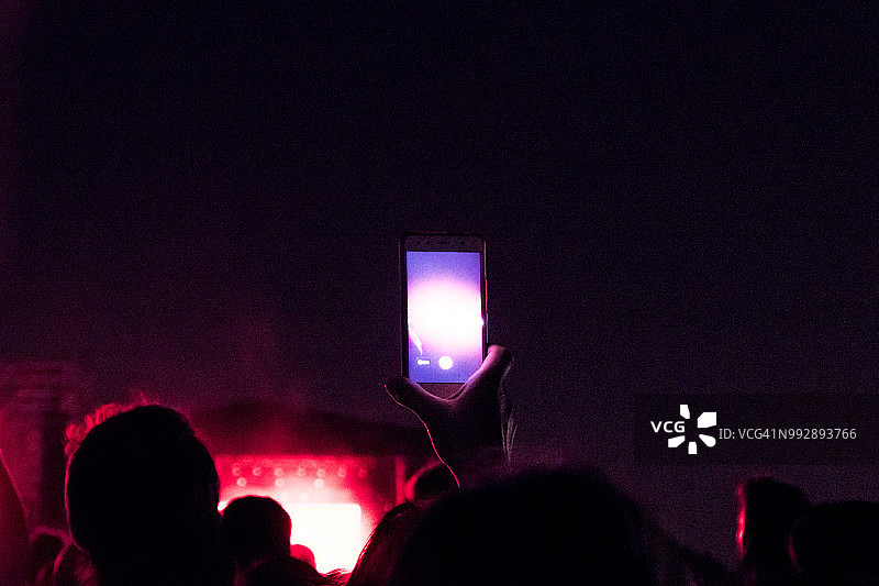 在音乐节上举起手机图片素材