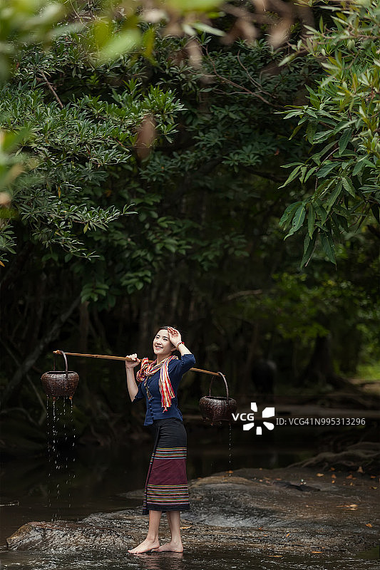在森林中穿着传统泰国乡村服饰的妇女图片素材