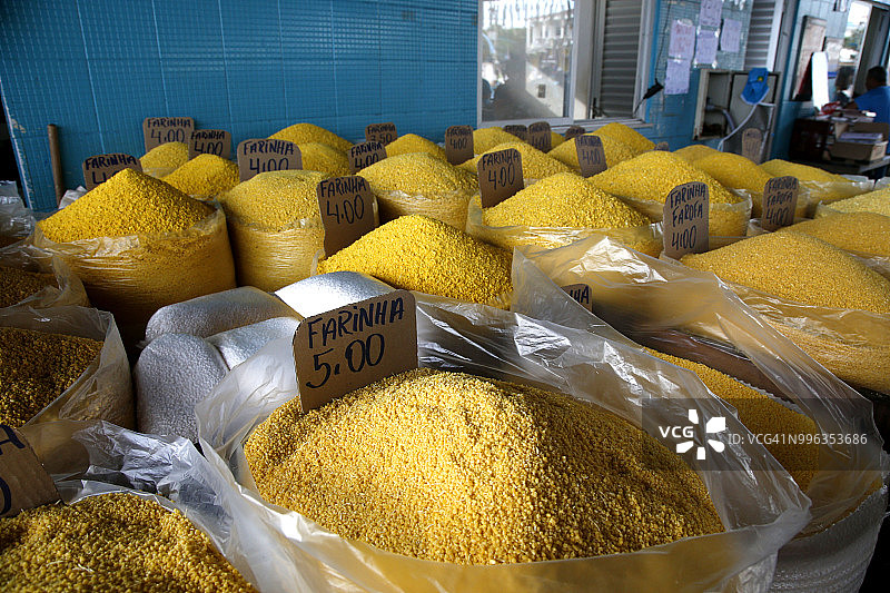 在巴西圣塔伦的一个集市上，一袋袋面粉正在出售图片素材