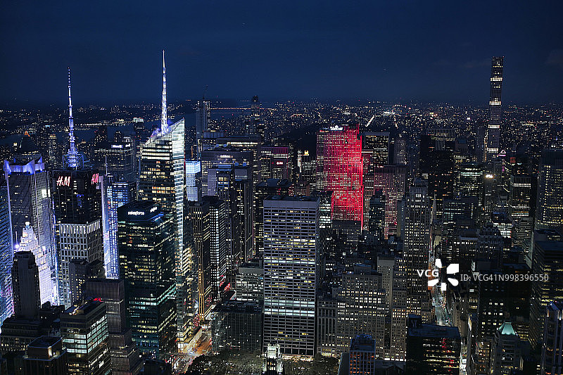 黄昏时分从帝国大厦楼顶俯瞰的壮观全景:时代广场、通用电气大厦、洛克菲勒中心，公园大道432号。美国纽约市图片素材