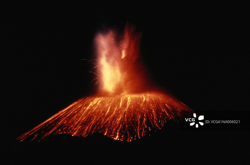 火山喷出的熔岩图片素材