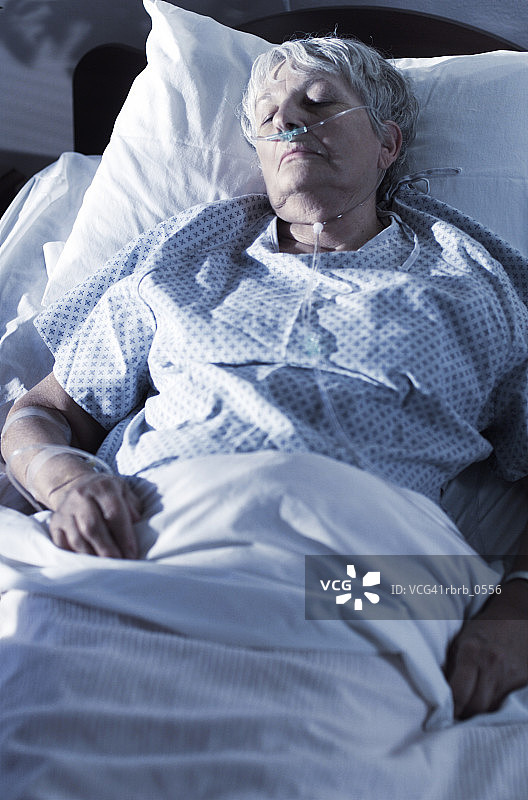 一位年老的白人妇女躺在医院的病床上图片素材