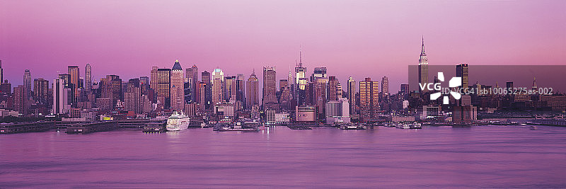 黄昏时分的纽约天际线图片素材