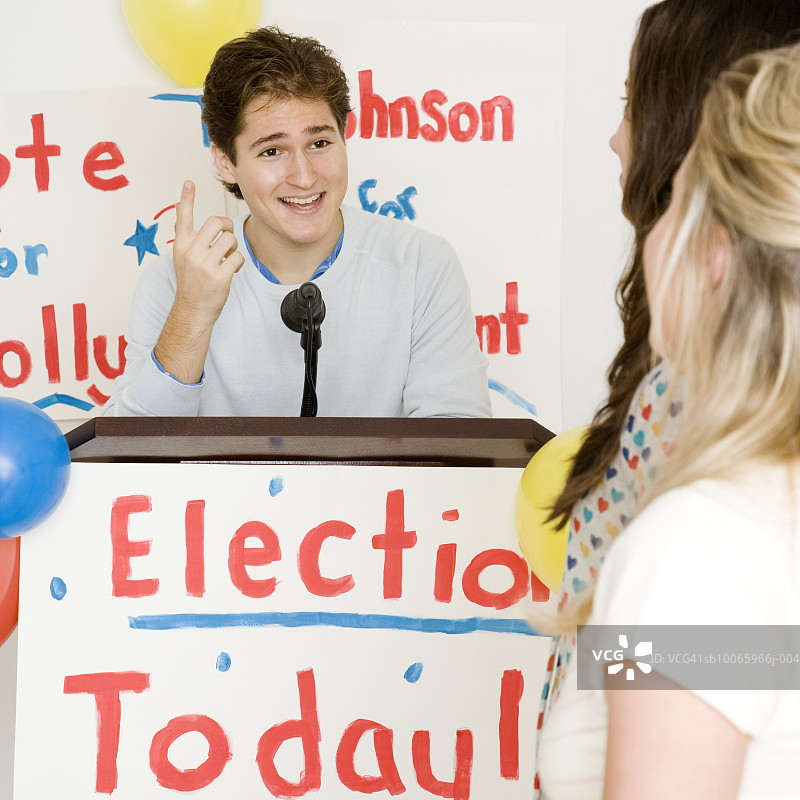 年轻人在选举时发表演讲，面带微笑图片素材