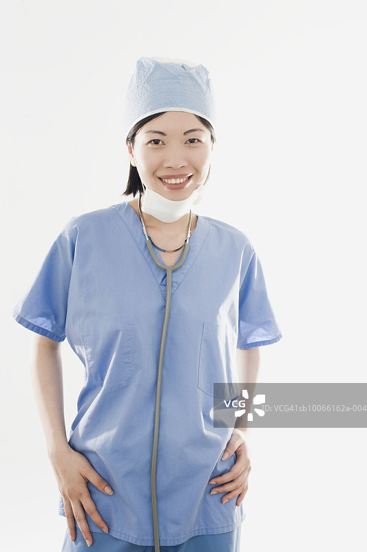 女医生带着听诊器和外科口罩，微笑，肖像，特写图片素材