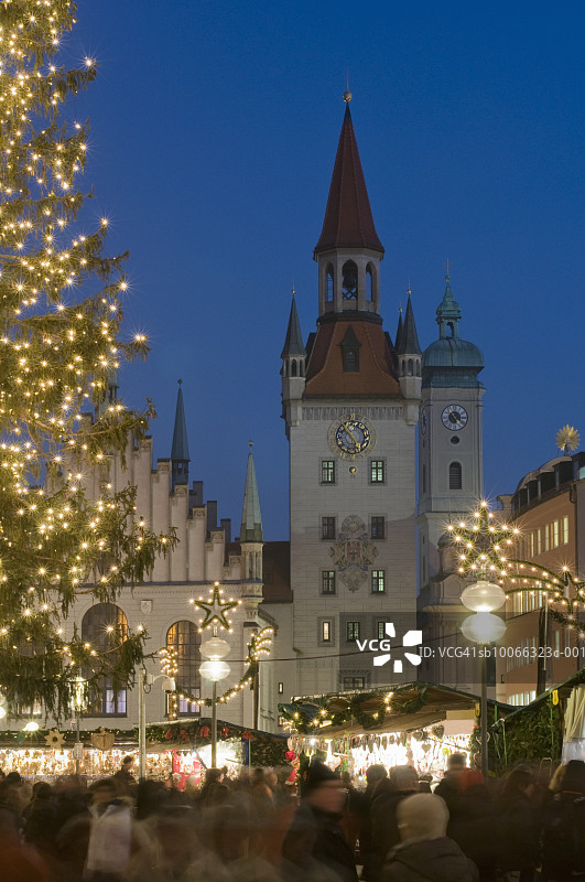德国，慕尼黑，玛丽恩广场的圣诞市场和老市政厅塔图片素材