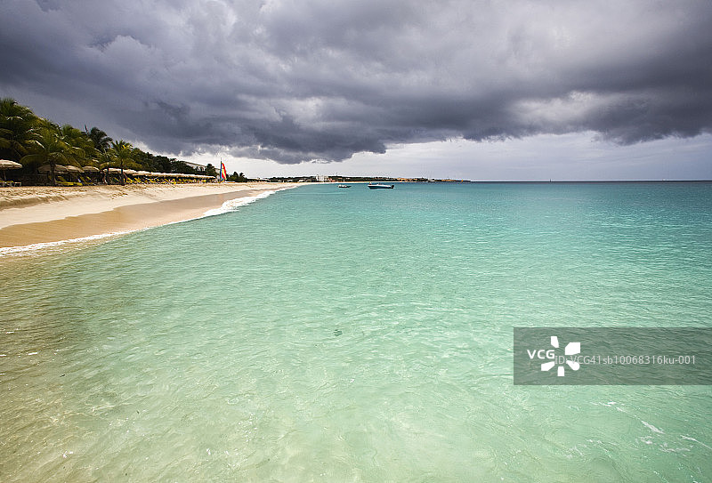 加勒比海，西印度群岛，安圭拉岛，海滩上的乌云图片素材