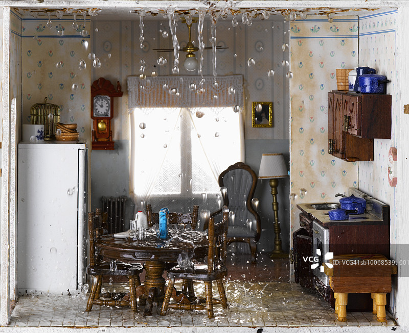 淹水的房子和天花板漏水进厨房图片素材