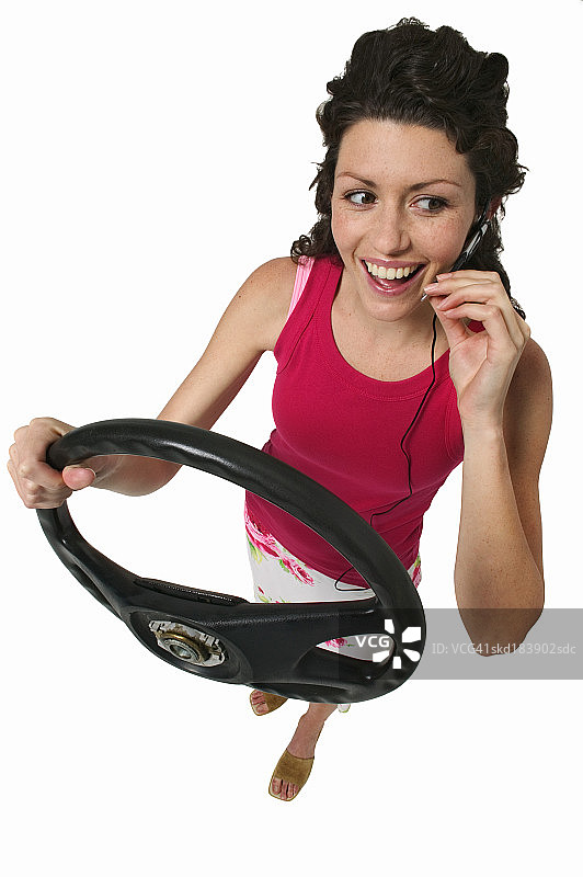 一个女人戴着耳机，握着方向盘图片素材
