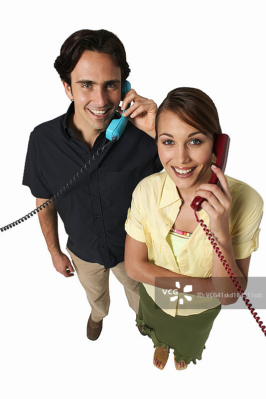 年轻夫妇在电话中交谈的高远视角图片素材