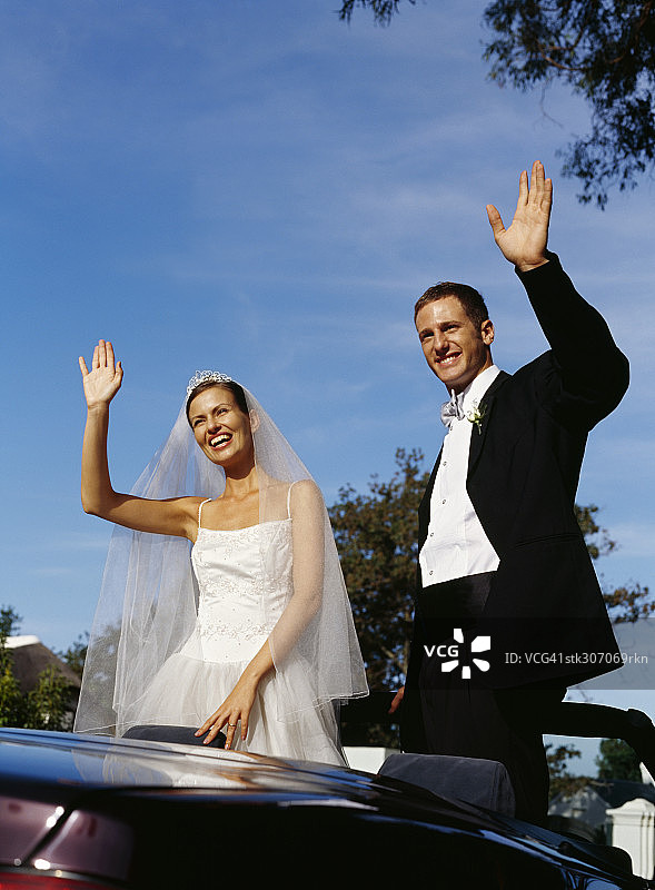 新娘和新郎在车里挥手图片素材