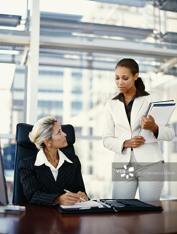 两个女商人在办公室里讨论图片素材