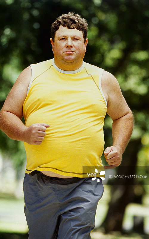 一个中年男子在公园慢跑的肖像图片素材