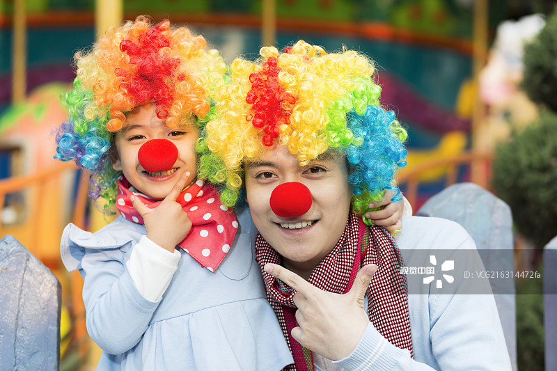 快乐的父女扮小丑在游乐园玩图片素材