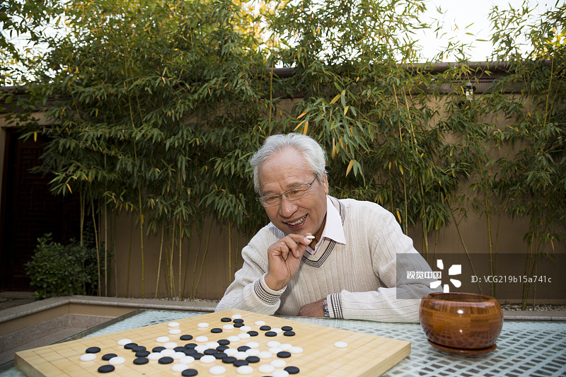父子在庭院里下棋图片素材