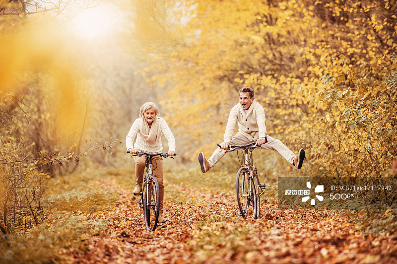 活跃的老年人骑着自行车，玩得很开心图片素材