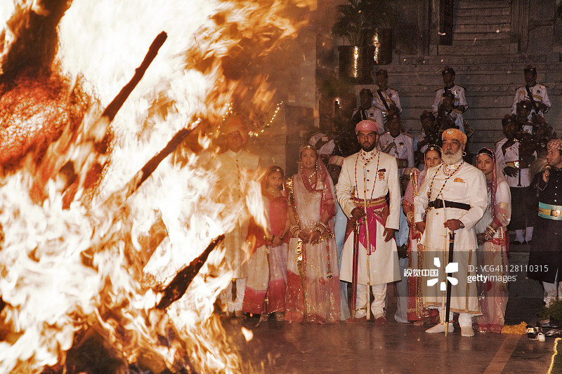 王室成员参加仪式，在胡里节上放火烧。胡里节的节日。乌特迪尔,印度。图片素材