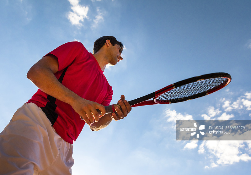 男子网球运动员在准备位置图片素材