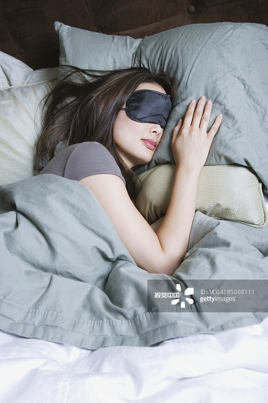 戴着眼罩睡觉的女人图片素材