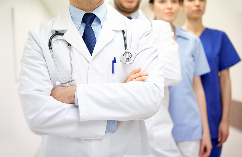 诊所，专业，人，保健和医学概念-近距离医护人员或医生在医院走廊图片下载