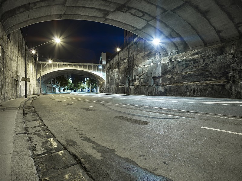 城市沙岩隧道，夜深图片素材