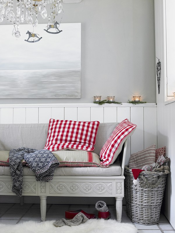 灰色的沙发，红白格子的坐垫，前面是墙上的一幅画图片下载